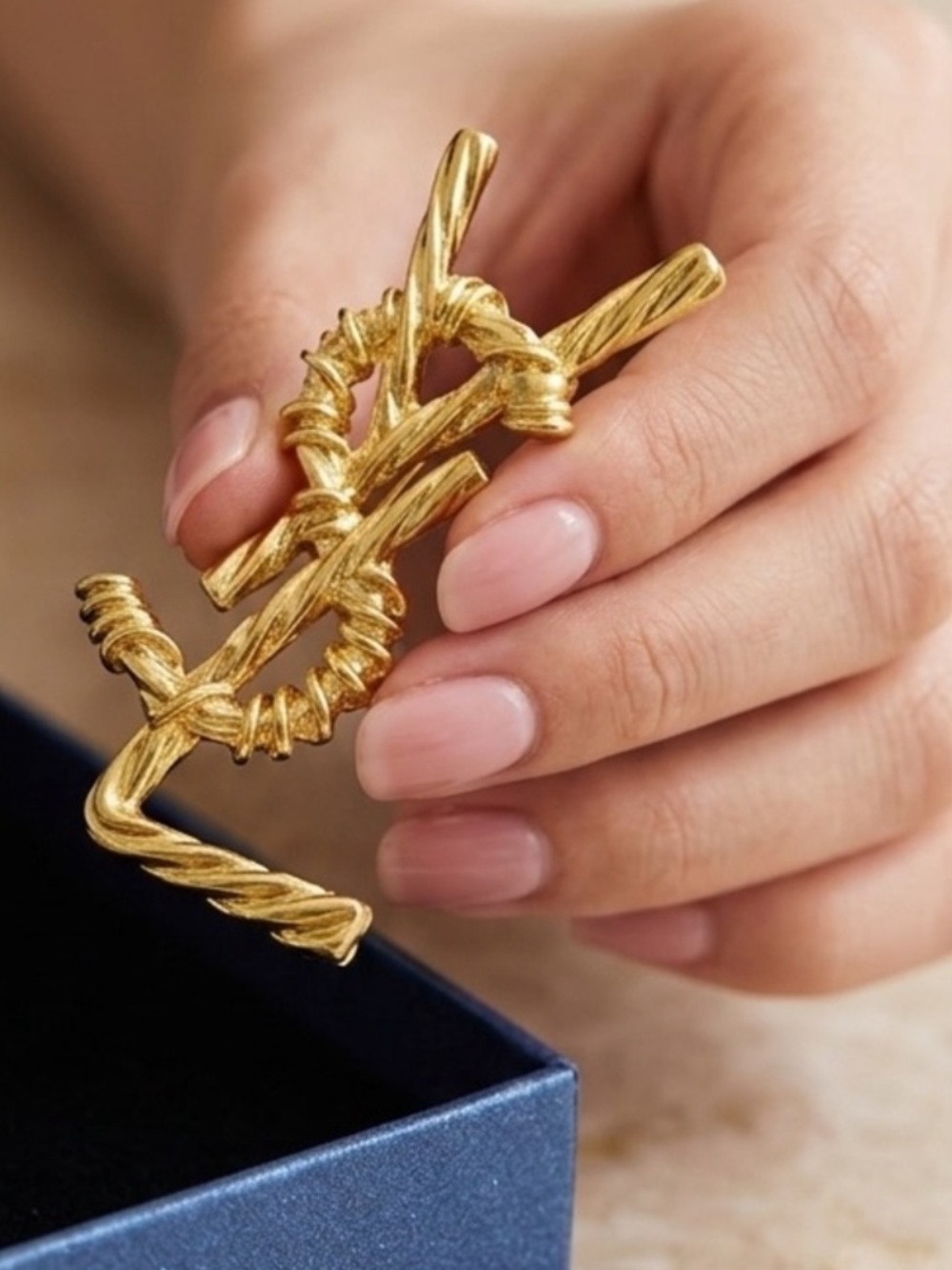 π Saint Laurent YSL Logo Brooch - Picture 3 of 6